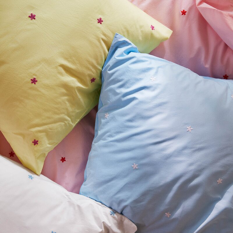 Juna Daisy sengetøy 140x200 cm lys blå