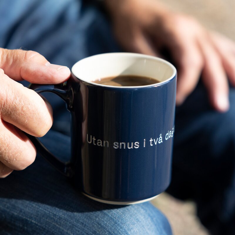 Design House Stockholm Lindgren krus "utan snus" 35 cl mørk blå
