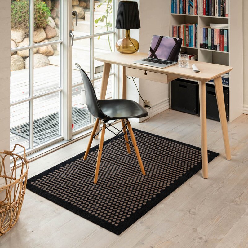 Tica Copenhagen Dot gulvmatte 130x90 cm svart/sand