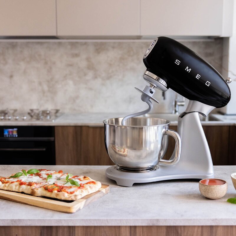 SMEG Kjøkkenmaskin SMF04 4,8L svart