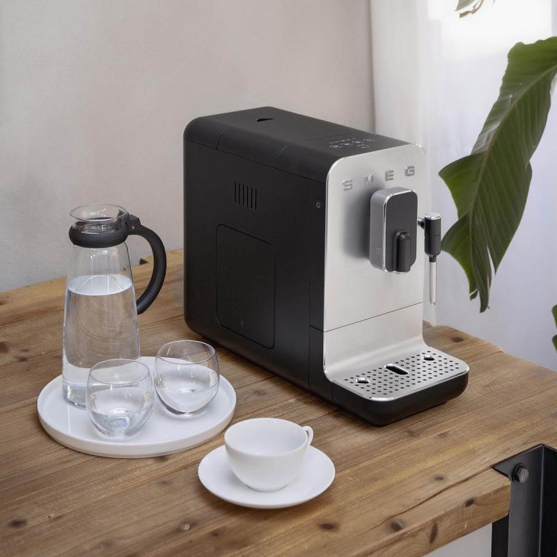 SMEG Kaffemaskin BCC12 1,4L m/melk svart