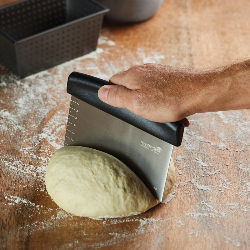 MasterClass Deigskrape 16,5 cm med mål rustfri svart