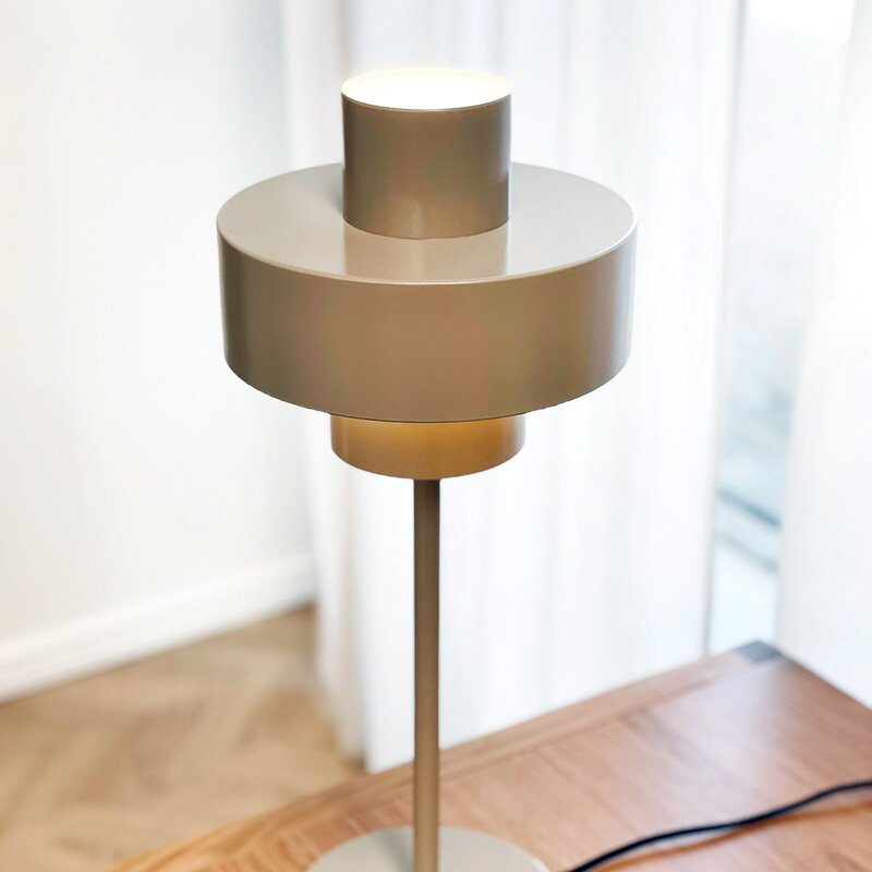 Dyberg Larsen Stoke bordlampe 49,5 cm varmgrå