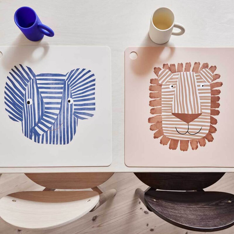 OYOY Lobo Løve bordbrikke 38 cm Caramel