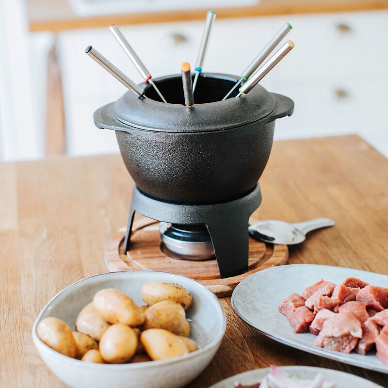 Dorre Foni fondue støpejern med treplate 18x18 cm 1,8L svart