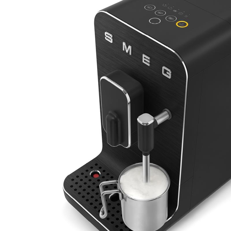 SMEG Kaffemaskin BCC02 1,4L m/melk svart