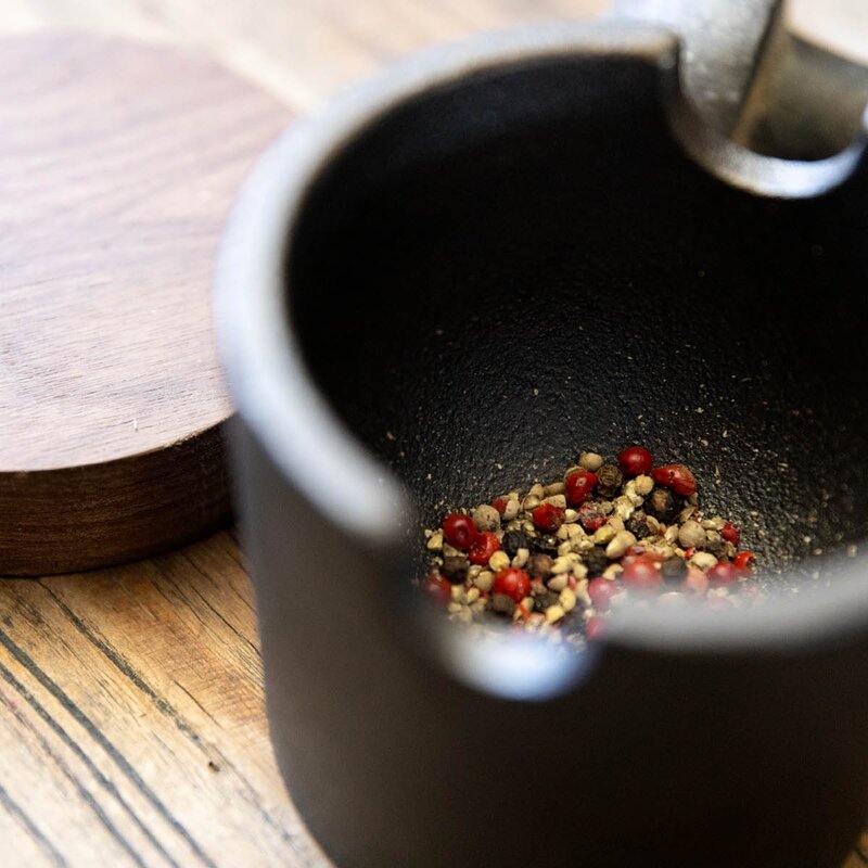 Satake Morter i støpejern medLokk i valnøtt