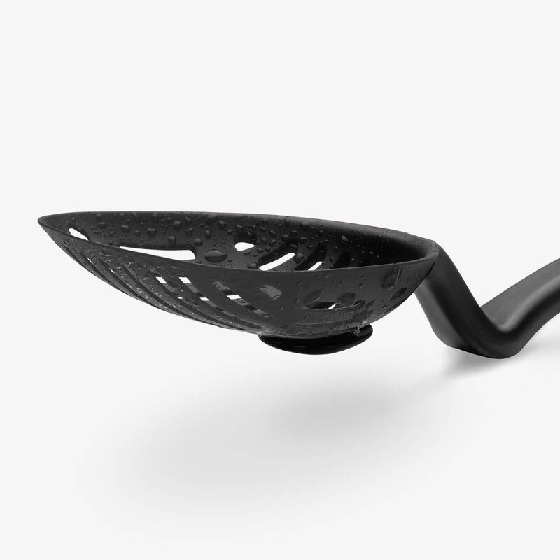 Dreamfarm Hullsleiv med vinklet håndtak 28,8 cm svart