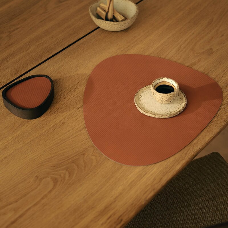 LIND DNA Curve Nupo spisebrikke 37x44 cm Rust