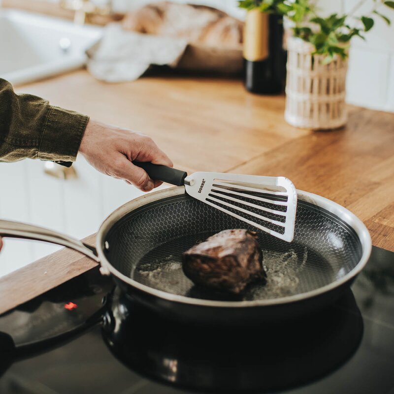 Dorre Saira stekespade med silikonhåndtak 33 cm rustfritt stål