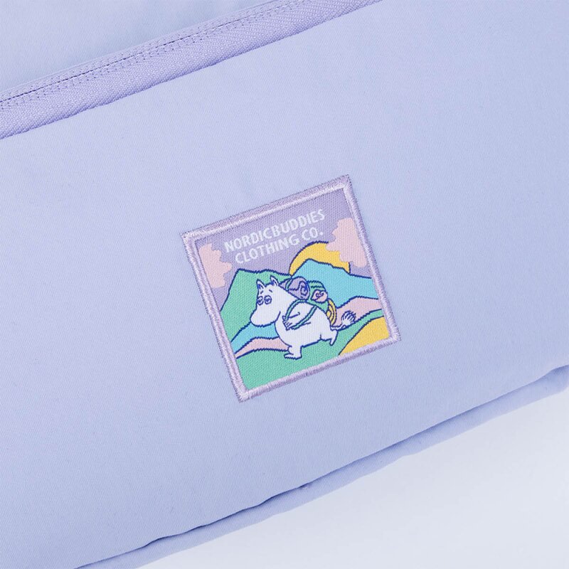 Nordicbuddies Mummi retro mageveske 25x15 cm Mummitroll på eventyr lilla