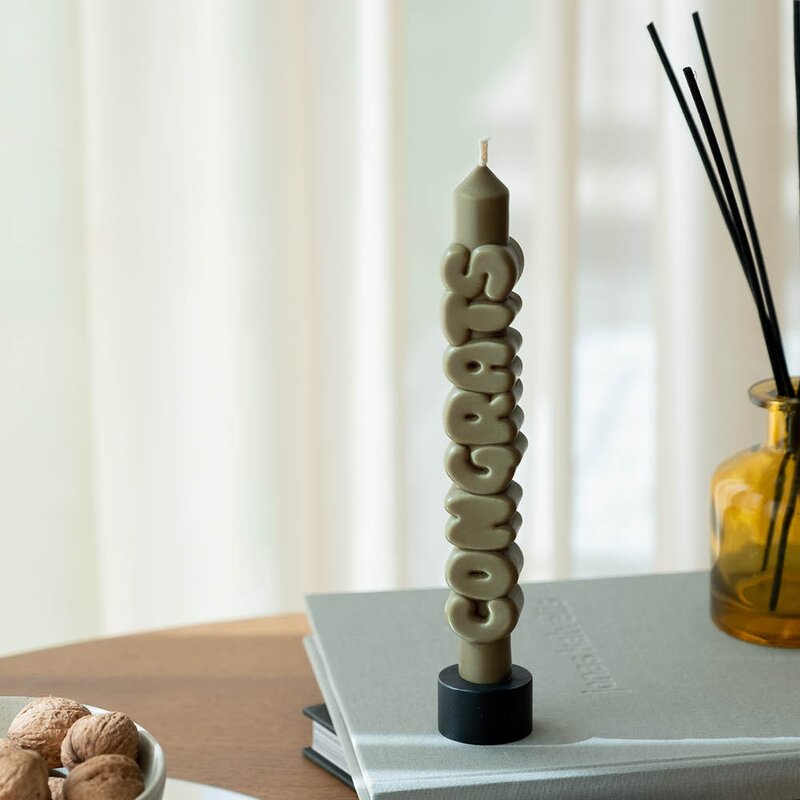 CandleHand 3D kronelys 23 cm CONGRATS olivengrønn