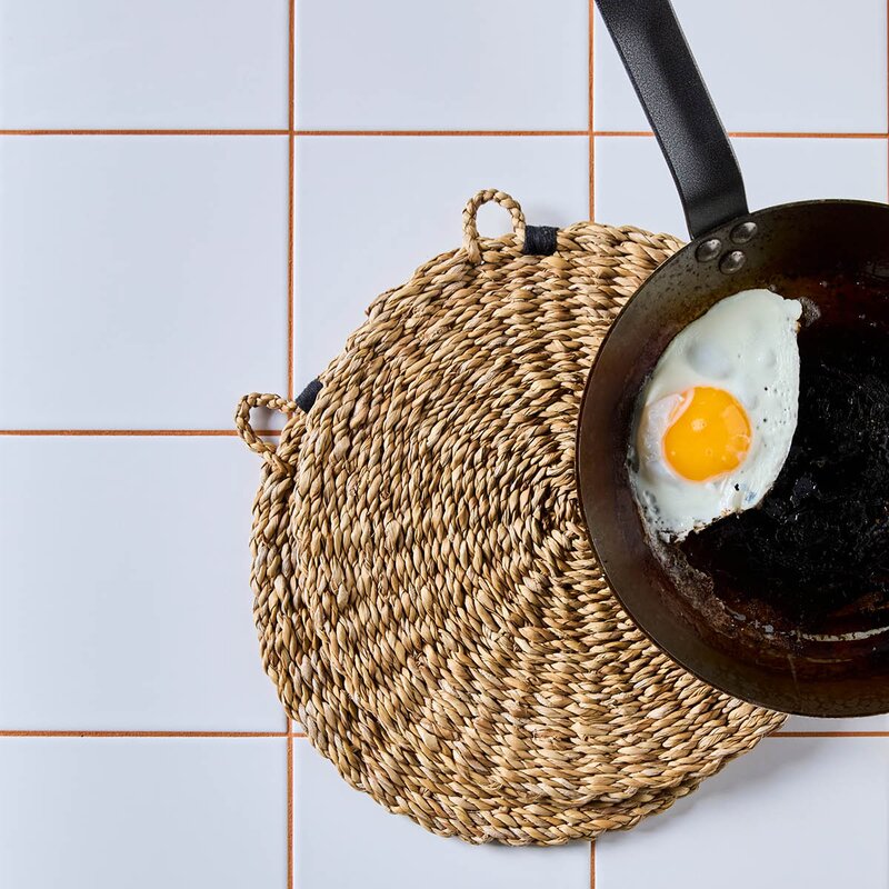 Nicolas Vahé Naba bordbrikke 28 cm 2 stk sjøgress