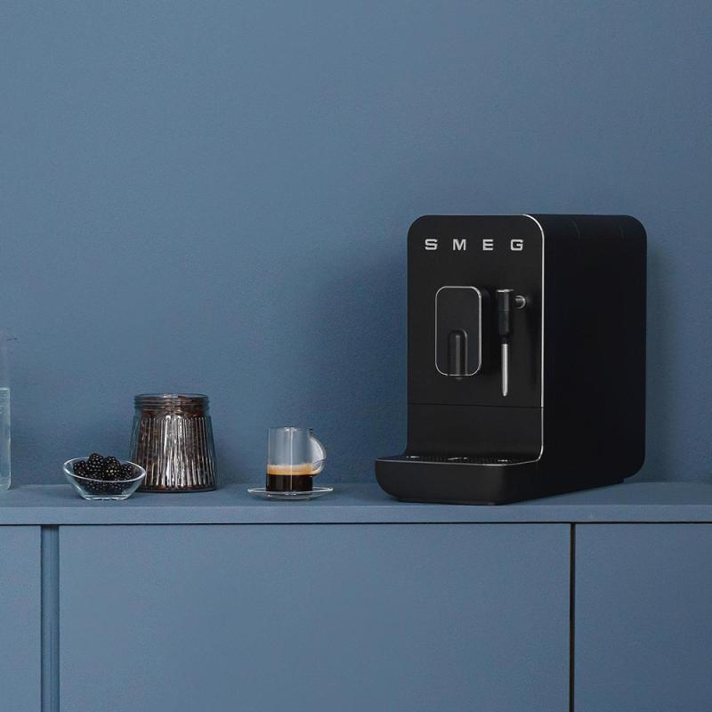 SMEG Kaffemaskin BCC02 1,4L m/melk svart