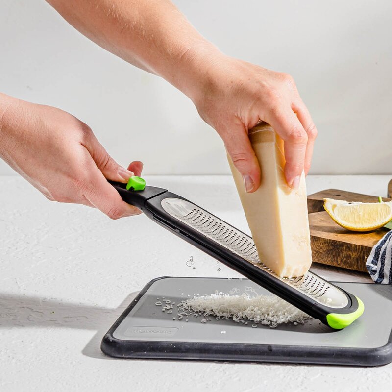 Dreamfarm Zester rivjern med knapp 32 cm svart/grønn