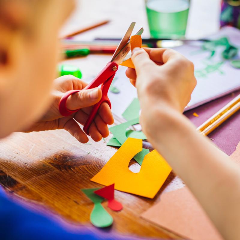 Fiskars First barnesaks venstrehendt 13 cm rød