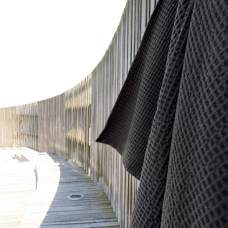 The Organic Company Big Waffle badehånkle 150x100 cm mørkegrå