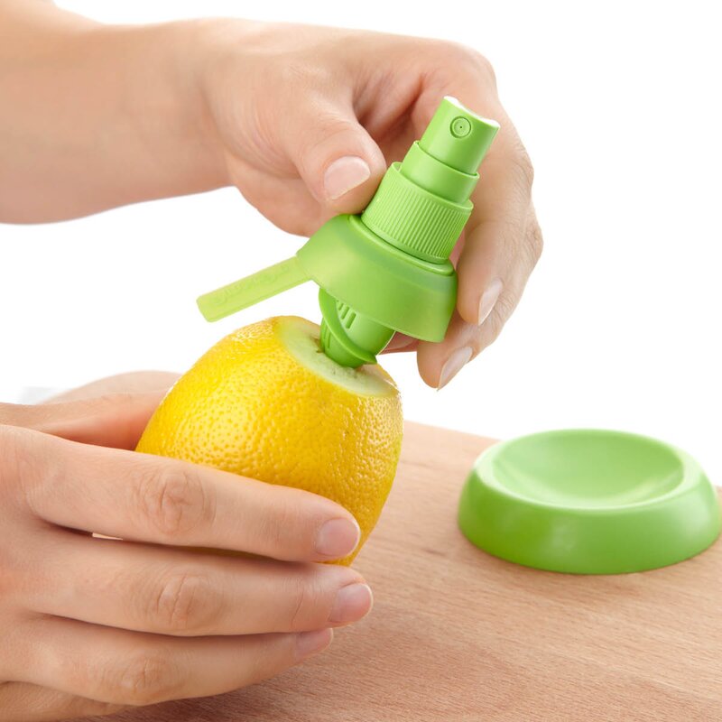 Lékué Citrus Spray som skrus direkte inn i sitrusfrukter