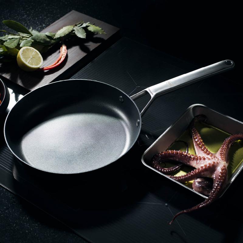 Fiskars Taiten stekepanne 26 cm svart