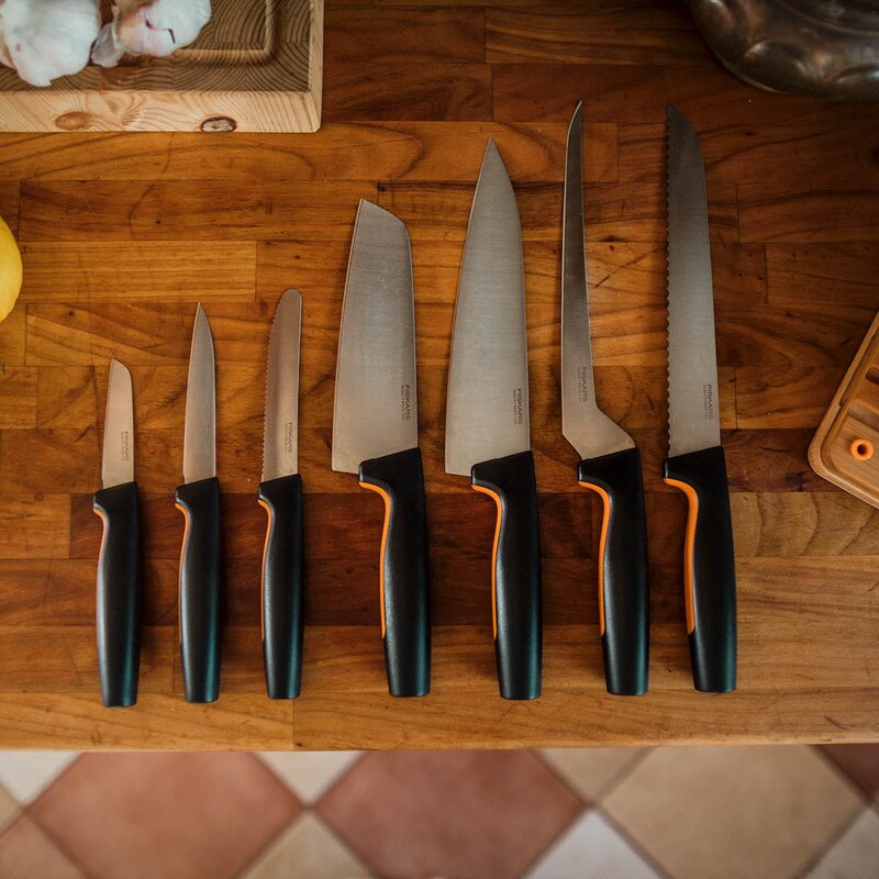 Fiskars Functional Form grønnsakskniv 29,5 cm svart/rustfritt stål