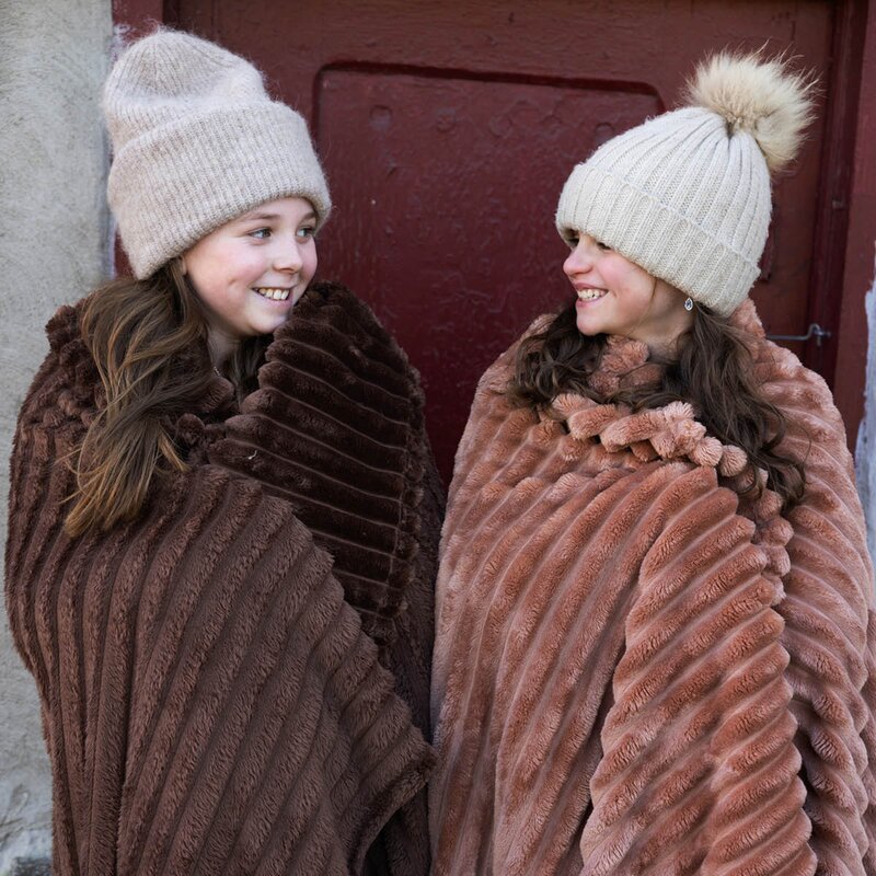 Sagaform Esther fleece pledd 130x170 cm mørk brun